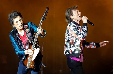 Mick Jagger a Ron Wood pi koncertu v Marseille.