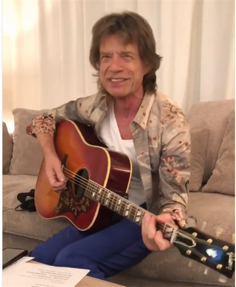 Mick Jagger zazpíval dtskou písniku Pec nám spadla.