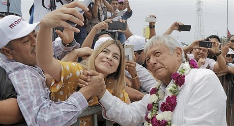 Pítí prezident? Andrés Manuel López Obrador (vpravo) se fotografuje se svými...