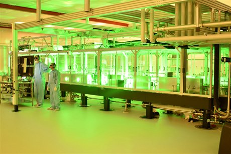 Laserový systém z výzkumného centra ELI Beamlines má výkon jeden petawat.