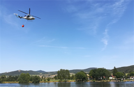 Vrtulník pomáhá při hašení požáru mezi Lovosicemi a Ústím.