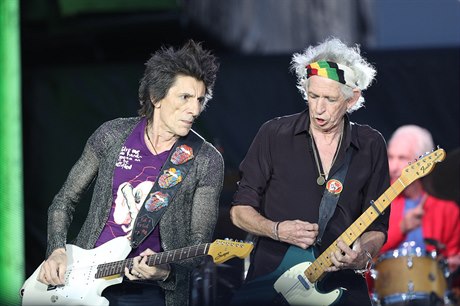 Oba kytaristé kapely Rolling Stones zleva Ron Wood a Keith Richards.