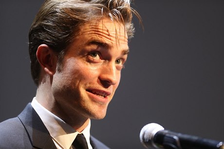 Robert Pattinson pevzal cenu prezidenta festivalu ve Varech.
