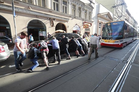 Osobní automobil zaparkovaný na kolejích zpsobil dopravní kolaps v Praze 5.