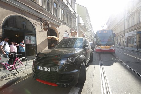 Osobní automobil zaparkovaný na kolejích zpsobil dopravní kolaps v Praze 5.