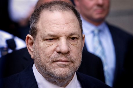 Harvey Weinstein na cestě k soudu v New Yorku.