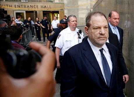 Harvey Weinstein na cest k soudu v New Yorku.