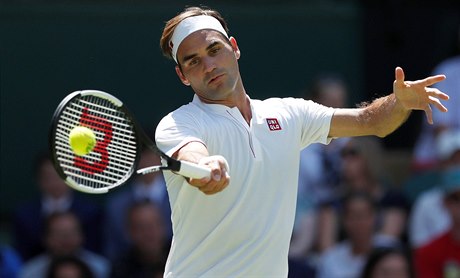 Roger Federer se v prvním kole Wimbledonu pedstavil v obleení od znaky...