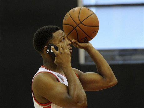 Basketbalista Toronta Kyle Lowry sleduje mobil i při rozcvičce před zápasem.