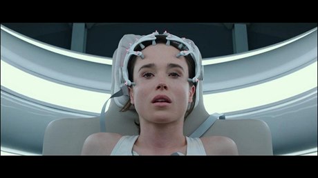 Ellen Pageová ve snímku Hráči se smrtí (2017), kde si skupina studentů medicíny...