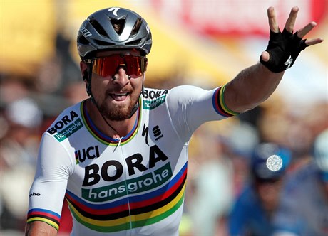 Peter Sagan se raduje z devátého triumfu na Tour de France.