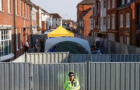 Britští policisté uzavřeli oblasti v Amesbury, kde se pohyboval pár zasažený...