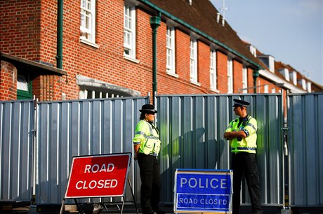 Britští policisté uzavřeli některé oblasti v Amesbury, kde se pohybovali muž a...