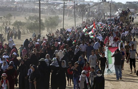 U hranice Gazy a Izraele protestovaly tisíce Palestinek.