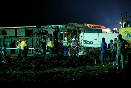 Záchranáři pracují na odklízení trosek po vykolejení vlaku v Turecku. Nehoda se...