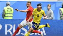 MS ve fotbale 2018: vd Gustav Svensson (vpravo) a vcar Blerim Dzemaili v...