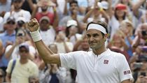 Švýcar Roger Federer slaví postup do 3. kola Wimbledonu 2018.
