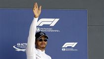 Pilot Mercedesu Lewis Hamilton slav triumf v kvalifikaci v Silverstone.
