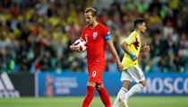 Harry Kane jde s mem ke svoji penalt v rozstelu proti Kolumbii.