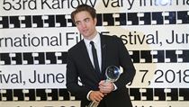 Cenu prezidenta karlovarskho festivalu dostal britsk herec Robert Pattinson.