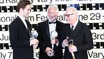 Robert Pattinson (vlevo), Jaromr Hanzlk, Barry Levinson (vpravo).
