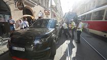 Osobn automobil zaparkovan na kolejch zpsobil dopravn kolaps v Praze 5.