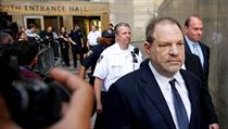 Harvey Weinstein na cest k soudu v New Yorku.