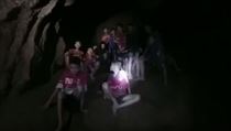 Dvan�ct chlapc� a jejich fotbalov� tren�r, kte�� uv�zli v thajsk� zatopen�...