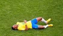 Neymar se nkolikrt ocitl na zemi s bolestivou grimasou v oblieji.