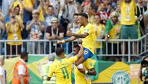 Neymar oslavuje na ramenou Paulinha.