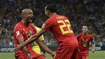 Vincent Kompany (vlevo) a Nacer Chadli se raduj z vodnho glu Belgian.