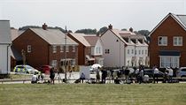 Britští policisté uzavřeli některé oblasti v Amesbury, kde se pohybovali muž a...