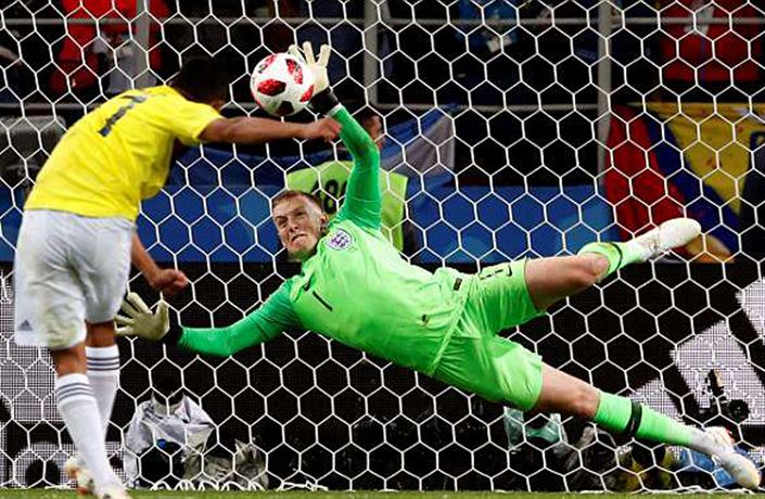 Kolumbijec Carlos Bacca práv nepromuje rozhodující penaltu v rozstelu proti...