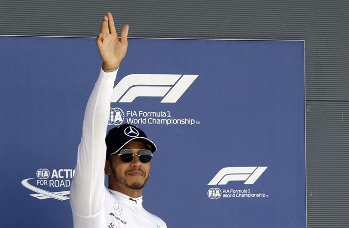 Fotogalerie: Pilot Mercedesu Lewis Hamilton slaví triumf v kvalifikaci v  Silverstone.