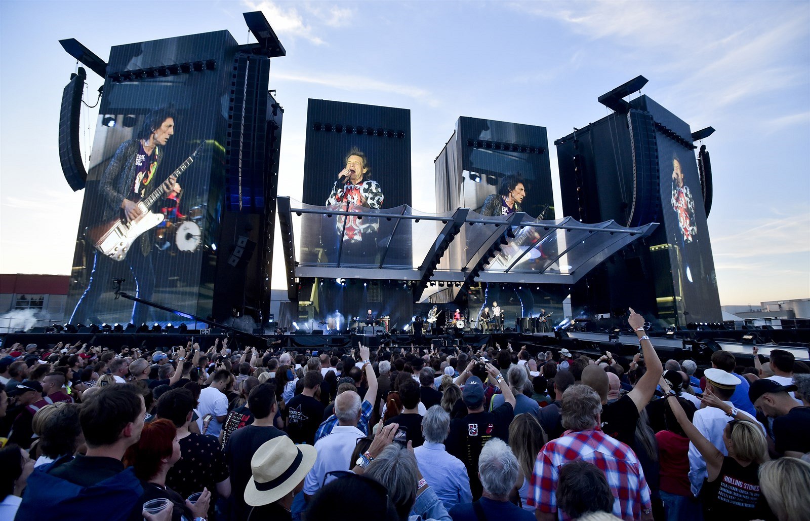 Pódium s rockovými legendami Rolling Stones.