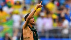 Neymar slaví postup Brazílie pes Mexiko.