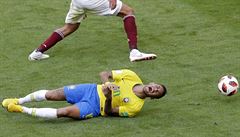 Neymar se svíjí bolestí v zápase proti Mexiku.
