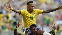 Neymar a Paulinho slaví postup Brazílie přes Mexiko do čtvrtfinále MS 2018. | na serveru Lidovky.cz | aktuální zprávy