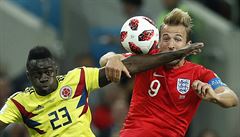 MS ve fotbale 2018, Kolumbie vs. Anglie: Davinson Sanchez a Harry Kane (vpravo)...