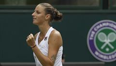 eská tenistka Karolína Plíková slaví postup do 3. kola Wimbledonu 2018.