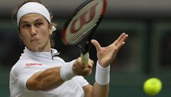 Slovák Luká Lacko v zápase 2. kola Wimbledonu 2018 proti Rogeru Federerovi.