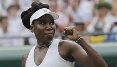 Amerianka Venus Williamsová slaví postup do 3. kola Wimbledonu 2018.