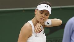 Polka Agnieszka Radwaská v zápase 2. kola Wimbledonu 2018, ve kterém nestaila...