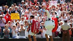 Roger Federer opoutí centrální kurt Wimbledonu a zdraví nadené fanouky.