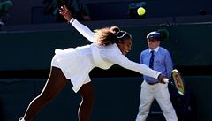Wimbledon 2018: Serena Williamsová udlá maximum, aby dosáhla na kadý míek.
