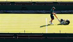 Wimbledon 2018: poslední úpravy paitu ped startem turnaje.