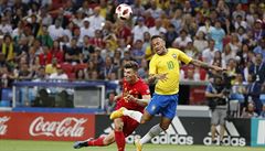 MS ve fotbale 2018, Brazílie vs. Belgie: Neymar a Meunier v hlavikovém souboji.
