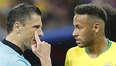 MS ve fotbale 2018, Brazílie vs. Belgie: rozhodí Milorad Mai a Neymar.