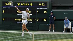 Novak Djokovi ve 3. kole Wimbledonu 2018 proti Kylu Edmundovi.