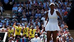 Utrápený výraz Venus Williamsové ve Wimbledonu 2018.